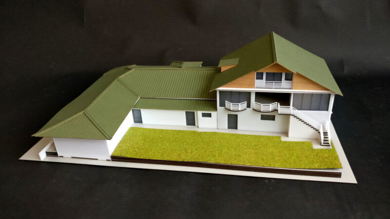 Hausmodell mit Boden und Dachgeschoss
